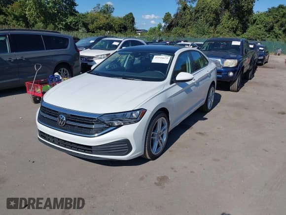 ✅ 2024 Volkswagen Jetta SE • VIN: 3VW7M7BU1RM069055 • Lot: 43144675. Wystawiony na IAAI z przebiegiem 26 302 mil. Bezpłatny archiwum sprzedaży aukcyjnych z USA i szczegółowy raport historii pojazdu na DreamBid. Zdjęcie 17.