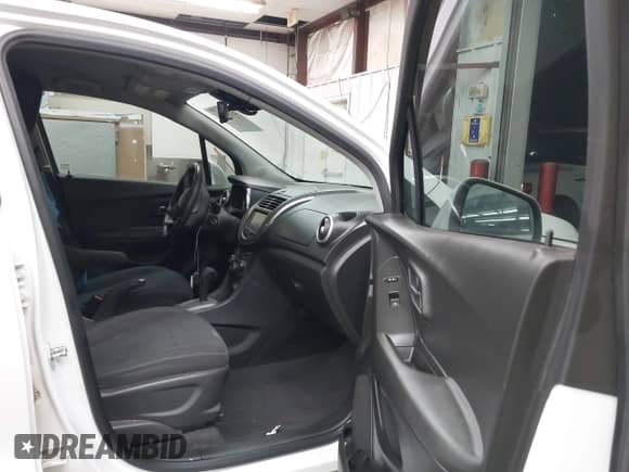 2016 Chevrolet Trax LS z VIN KL7CJKSB9GB584625, wystawiony jako IAAI lot #43358803 z przebiegiem 110 649 mil mil oraz . Historia ofert i sprzedaży dostępna na DreamBid. Obrazek 5.