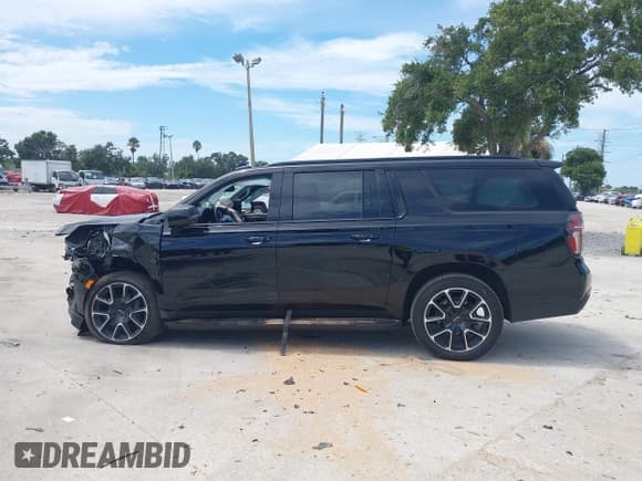 ✅ 2024 Chevrolet Suburban • VIN: 1GNSCEKT8RR350187 • Lot: 43045718. Listed on IAAI with 28,587 mi. Free auction sales archive from the USA and detailed vehicle history report at DreamBid. Image 14.