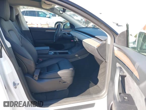 ✅ 2023 Tesla Model Y Long Range • VIN: 7SAYGAEE1PF828338 • Lot: 40978725. Wystawiony na IAAI z przebiegiem Nie podano. Bezpłatny archiwum sprzedaży aukcyjnych z USA i szczegółowy raport historii pojazdu na DreamBid. Zdjęcie 5.