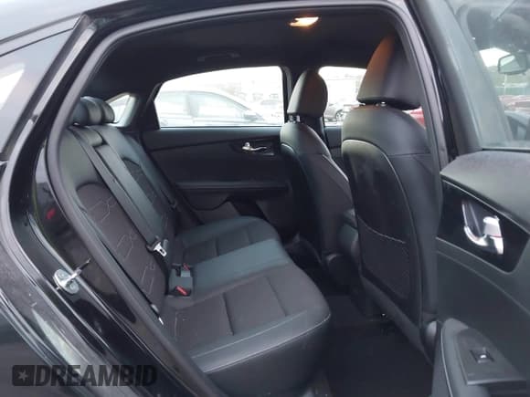 ✅ 2023 Kia Forte GT-Line • VIN: 3KPF54AD1PE577397 • Lot: 43548972. Wystawiony na IAAI z przebiegiem 35 063 mil. Bezpłatny archiwum sprzedaży aukcyjnych z USA i szczegółowy raport historii pojazdu na DreamBid. Zdjęcie 8.