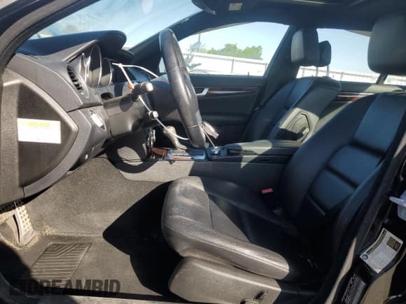 ✅ 2013 Mercedes-Benz C 300 Sport • VIN: WDDGF8AB7DR245588 • Lot: 58091295. Wystawiony na Copart z przebiegiem 90 242 mil. Bezpłatny archiwum sprzedaży aukcyjnych z USA i szczegółowy raport historii pojazdu na DreamBid. Zdjęcie 7.