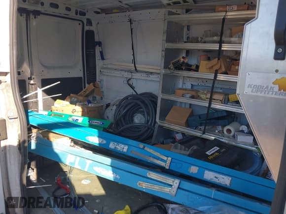 ✅ 2018 Ram ProMaster Cargo • VIN: 3C6TRVAGXJE113868 • Lot: 43590909. Wystawiony na IAAI z przebiegiem 143 277 mil. Bezpłatny archiwum sprzedaży aukcyjnych z USA i szczegółowy raport historii pojazdu na DreamBid. Zdjęcie 3.