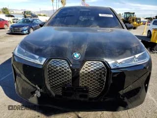 ✅ 2022 BMW iX xDrive50 • VIN: WB523CF06NCK54791 • Lot: 68536822. Wystawiony na Copart z przebiegiem 1 803 mil. Bezpłatny archiwum sprzedaży aukcyjnych z USA i szczegółowy raport historii pojazdu na DreamBid. Zdjęcie 5.