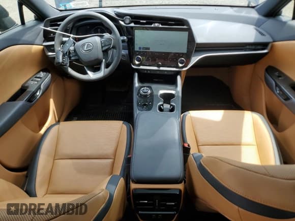 ✅ 2024 Lexus RZ 450e Premium • VIN: JTJAAAAB8RA024929 • Lot: 64062225. Wystawiony na Copart z przebiegiem 9 106 mil. Bezpłatny archiwum sprzedaży aukcyjnych z USA i szczegółowy raport historii pojazdu na DreamBid. Zdjęcie 8.