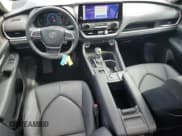 ✅ 2024 Toyota Highlander Hybrid Limited • VIN: 5TDACAB59RS016511 • Lot: 85814545. Wystawiony na Copart z przebiegiem 13 339 mil. Bezpłatny archiwum sprzedaży aukcyjnych z USA i szczegółowy raport historii pojazdu na DreamBid. Zdjęcie 8.