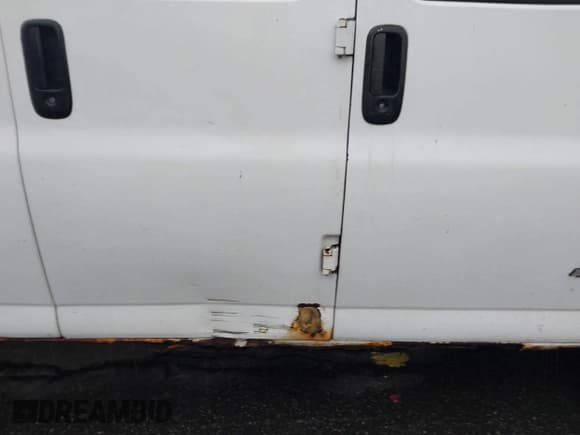 ✅ 2005 Chevrolet Express Cargo • VIN: 1GCGG25V651154983 • Lot: 43819081. Wystawiony na IAAI z przebiegiem 193 319 mil. Bezpłatny archiwum sprzedaży aukcyjnych z USA i szczegółowy raport historii pojazdu na DreamBid. Zdjęcie 6.