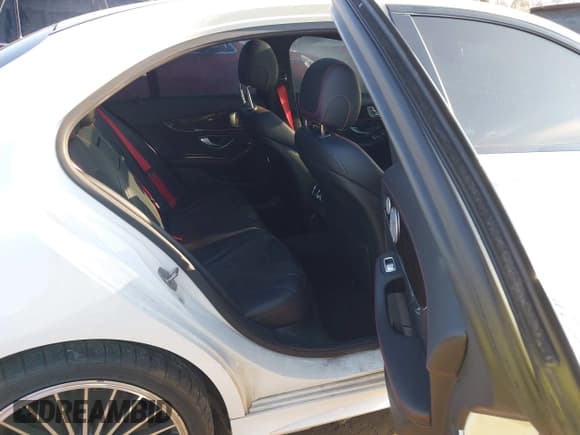 ✅ 2017 Mercedes-Benz C 43 AMG • VIN: 55SWF6EB6HU181431 • Lot: 43687971. Wystawiony na IAAI z przebiegiem 105 695 mil. Bezpłatny archiwum sprzedaży aukcyjnych z USA i szczegółowy raport historii pojazdu na DreamBid. Zdjęcie 8.