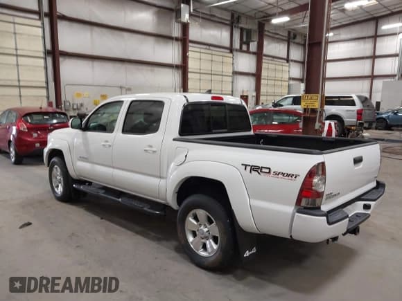 ✅ 2014 Toyota Tacoma • VIN: 3TMLU4EN5EM158285 • Lot: 42583384. Listed on IAAI with 11,353 mi. Free auction sales archive from the USA and detailed vehicle history report at DreamBid. Image 3.