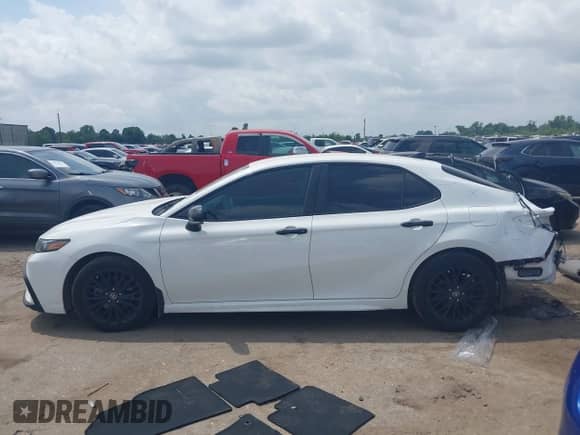 2022 Toyota Camry SE z VIN 4T1G11AK8NU027220, wystawiony jako IAAI lot #42161140 z przebiegiem 68 347 mil mil oraz . Historia ofert i sprzedaży dostępna na DreamBid. Obrazek 15.