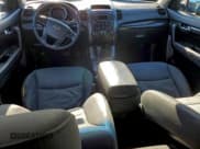 ✅ 2012 Kia Sorento LX • VIN: 5XYKT3A61CG226471 • Лот: 92984335. Опубликован ранее на Copart с пробегом 166 829 миль. Бесплатный доступ к архиву аукционных продаж из США и подробный отчёт об истории автомобиля на DreamBid. Изображение 8.