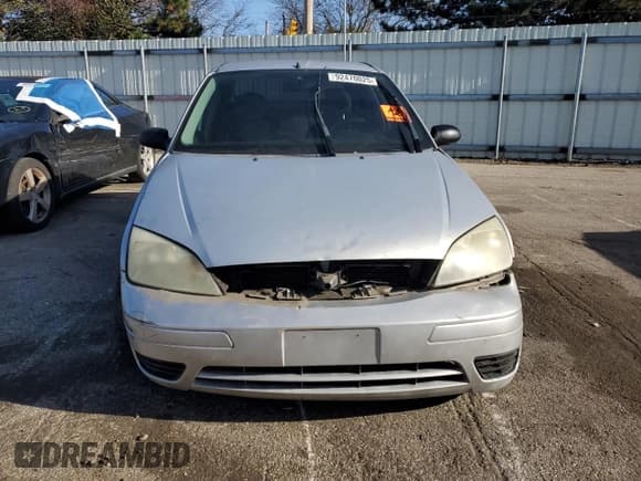 ✅ 2006 Ford Focus S • VIN: 1FAHP34N46W219609 • Lot: 92470025. Wystawiony na Copart z przebiegiem Nie podano. Bezpłatny archiwum sprzedaży aukcyjnych z USA i szczegółowy raport historii pojazdu na DreamBid. Zdjęcie 5.