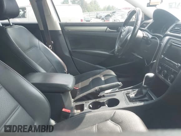 ✅ 2015 Volkswagen Passat S • VIN: 1VWAT7A31FC113442 • Lot: 42371616. Wystawiony na IAAI z przebiegiem 157 894 mil. Bezpłatny archiwum sprzedaży aukcyjnych z USA i szczegółowy raport historii pojazdu na DreamBid. Zdjęcie 5.