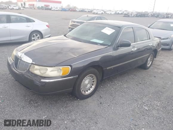 ✅ 1999 Lincoln Town Car Executive • VIN: 1LNHM81W2XY708640 • Lot: 43749713. Wystawiony na IAAI z przebiegiem 156 901 mil. Bezpłatny archiwum sprzedaży aukcyjnych z USA i szczegółowy raport historii pojazdu na DreamBid. Zdjęcie 2.
