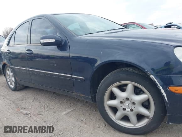 ✅ 2004 Mercedes-Benz C 240 • VIN: WDBRF81J84F457572 • Lot: 42126183. Listed on IAAI with 221,755 mi. Free auction sales archive from the USA and detailed vehicle history report at DreamBid. Image 6.