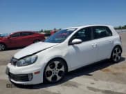 ✅ 2012 Volkswagen Golf GTI w/Conv & Sunroof PZEV • VIN: WVWHD7AJXCW211988 • Lot: 63150765. Wystawiony na Copart z przebiegiem 124 399 mil. Bezpłatny archiwum sprzedaży aukcyjnych z USA i szczegółowy raport historii pojazdu na DreamBid. Zdjęcie 1.