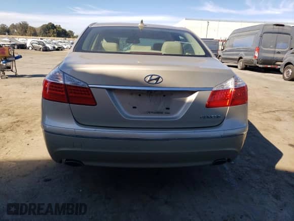 2010 Hyundai Genesis z VIN KMHGC4DE7AU095651, wystawiony jako Copart lot #77792754 z przebiegiem 61 467 mil mil oraz Szkoda całkowita • Salvage title. Historia ofert i sprzedaży dostępna na DreamBid. Obrazek 6.