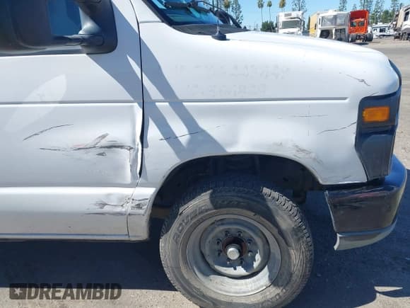 ✅ 2013 Ford Econoline Cargo Commercial • VIN: 1FTNE1EW2DDA61844 • Lot: 42899233. Wystawiony na IAAI z przebiegiem 129 300 mil. Bezpłatny archiwum sprzedaży aukcyjnych z USA i szczegółowy raport historii pojazdu na DreamBid. Zdjęcie 6.