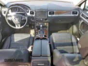 ✅ 2016 Volkswagen Touareg Lux • VIN: WVGEF9BP0GD003465 • Lot: 68693475. Wystawiony na Copart z przebiegiem 114 647 mil. Bezpłatny archiwum sprzedaży aukcyjnych z USA i szczegółowy raport historii pojazdu na DreamBid. Zdjęcie 8.