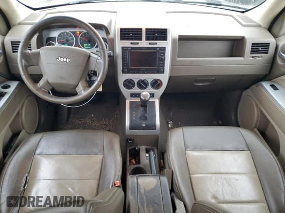 ✅ 2008 Jeep Patriot Limited • VIN: 1J8FF48WX8D667700 • Lot: 64776805. Wystawiony na Copart z przebiegiem 200 810 mil. Bezpłatny archiwum sprzedaży aukcyjnych z USA i szczegółowy raport historii pojazdu na DreamBid. Zdjęcie 8.