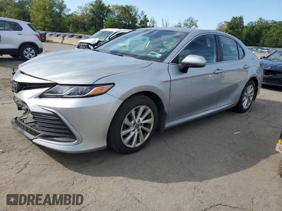 2021 Toyota Camry LE z VIN 4T1C11BK1MU023988, wystawiony jako Copart lot #80525175 z przebiegiem 139 850 mil mil oraz Szkoda całkowita • Salvage title. Historia ofert i sprzedaży dostępna na DreamBid. Obrazek 1.
