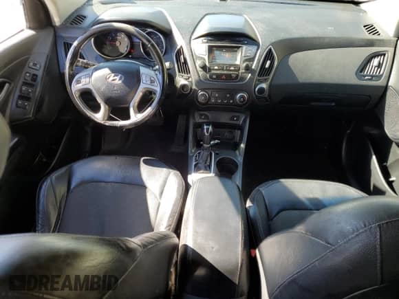 2014 Hyundai Tucson SE z VIN KM8JU3AG1EU824431, wystawiony jako Copart lot #82543985 z przebiegiem 124 792 mil mil oraz Czysty tytuł • Clean title. Historia ofert i sprzedaży dostępna na DreamBid. Obrazek 8.