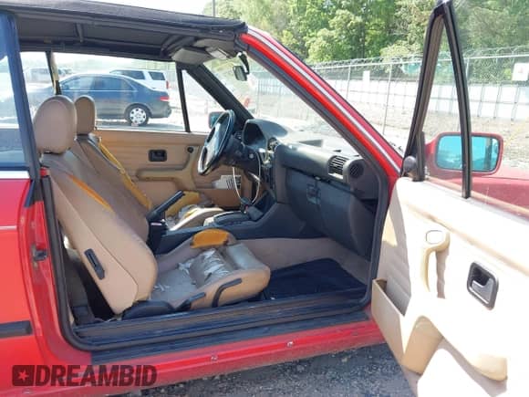 1992 BMW 3 Series z VIN WBABB2314NEC28869, wystawiony jako IAAI lot #42132873 z przebiegiem 129 436 mil mil oraz . Historia ofert i sprzedaży dostępna na DreamBid. Obrazek 5.