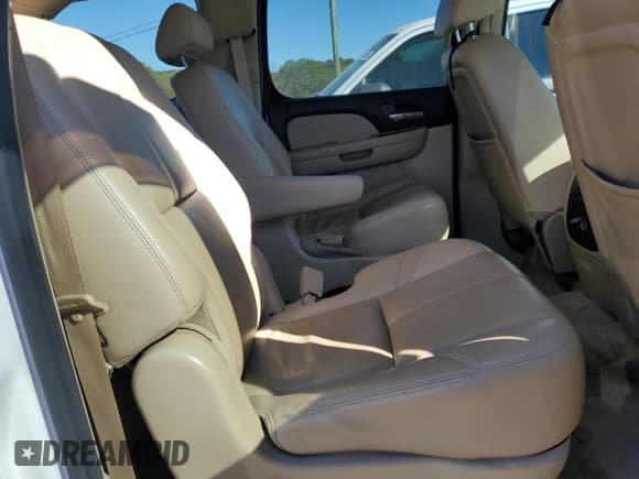 ✅ 2008 Chevrolet Suburban LTZ • VIN: 3GNFC160X8G215320 • Lot: 76341774. Wystawiony na Copart z przebiegiem 251 891 mil. Bezpłatny archiwum sprzedaży aukcyjnych z USA i szczegółowy raport historii pojazdu na DreamBid. Zdjęcie 10.