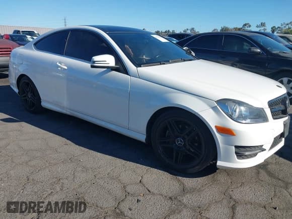 ✅ 2015 Mercedes-Benz C 250 • VIN: WDDGJ4HB8FG405408 • Lot: 43176512. Wystawiony na IAAI z przebiegiem 131 616 mil. Bezpłatny archiwum sprzedaży aukcyjnych z USA i szczegółowy raport historii pojazdu na DreamBid. Zdjęcie 1.