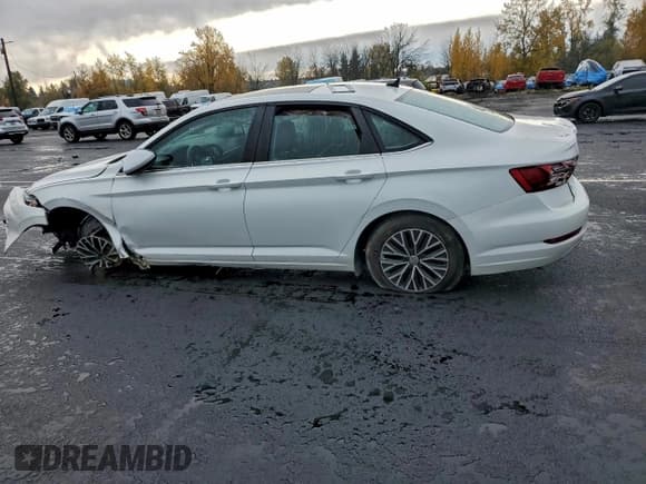 ✅ 2021 Volkswagen Jetta S • VIN: 3VWC57BUXMM033112 • Lot: 94043245. Wystawiony na Copart z przebiegiem 75 608 mil. Bezpłatny archiwum sprzedaży aukcyjnych z USA i szczegółowy raport historii pojazdu na DreamBid. Zdjęcie 2.