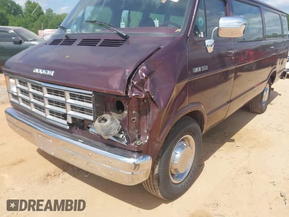 ✅ 1993 Dodge Passenger • VIN: 2B5WB35Y1PK506913 • Lot: 42154670. Wystawiony na IAAI z przebiegiem 100 002 mil. Bezpłatny archiwum sprzedaży aukcyjnych z USA i szczegółowy raport historii pojazdu na DreamBid. Zdjęcie 6.