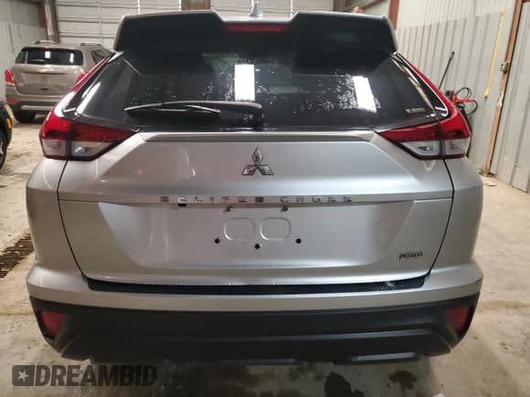 ✅ 2022 Mitsubishi Eclipse Cross LE • VIN: JA4ATVAA5NZ051961 • Lot: 52536985. Wystawiony na Copart z przebiegiem 30 876 mil. Bezpłatny archiwum sprzedaży aukcyjnych z USA i szczegółowy raport historii pojazdu na DreamBid. Zdjęcie 6.