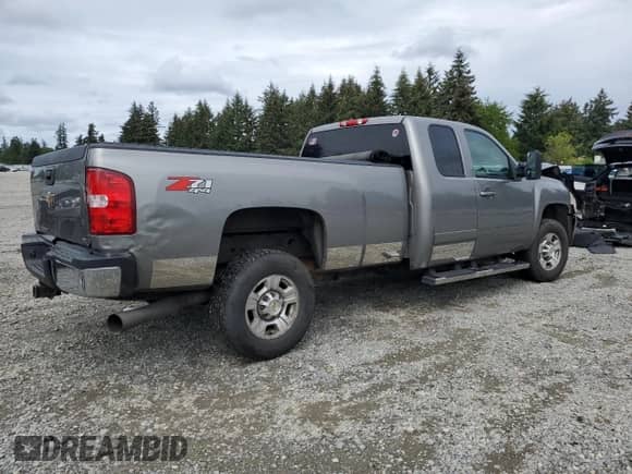 2007 Chevrolet Silverado 2500HD LTZ z VIN 1GCHK29617E602323, wystawiony jako Copart lot #57608705 z przebiegiem 194 719 mil mil oraz Szkoda całkowita • Salvage title. Historia ofert i sprzedaży dostępna na DreamBid. Obrazek 3.