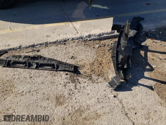 ✅ 2015 Dodge Challenger R/T Plus • VIN: 2C3CDZBT5FH894924 • Lot: 46236104. Wystawiony na Copart z przebiegiem 164 445 mil. Bezpłatny archiwum sprzedaży aukcyjnych z USA i szczegółowy raport historii pojazdu na DreamBid. Zdjęcie 12.