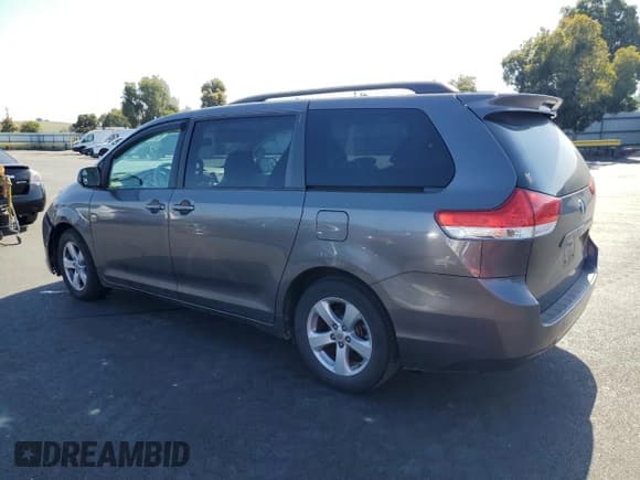 ✅ 2011 Toyota Sienna LE • VIN: 5TDKK3DC3BS089362 • Lot: 82618395. Wystawiony na Copart z przebiegiem 136 094 mil. Bezpłatny archiwum sprzedaży aukcyjnych z USA i szczegółowy raport historii pojazdu na DreamBid. Zdjęcie 2.