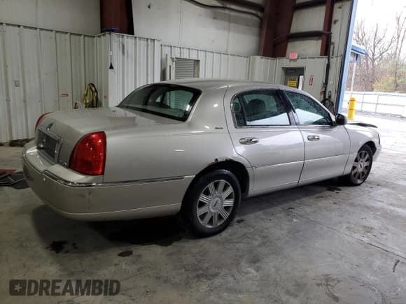 ✅ 2004 Lincoln Town Car Ultimate • VIN: 1LNHM83W24Y629266 • Lot: 92449415. Listed on Copart with 119,191 mi. Free auction sales archive from the USA and detailed vehicle history report at DreamBid. Image 3.