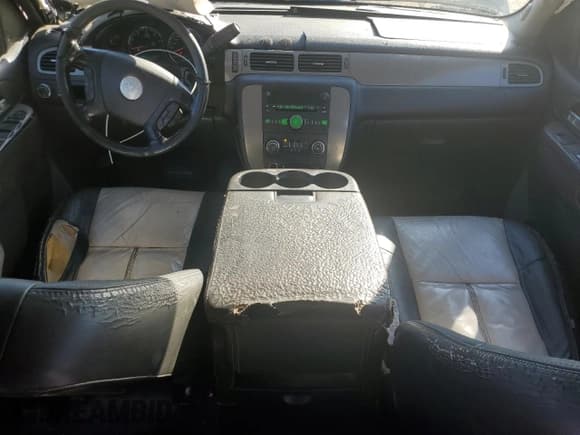 ✅ 2010 Chevrolet Suburban LS • VIN: 1GNUCHE05AR199633 • Lot: 82591025. Listed on Copart with 300,472 mi. Free auction sales archive from the USA and detailed vehicle history report at DreamBid. Image 8.