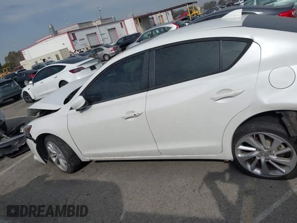 ✅ 2018 Acura ILX Premium • VIN: 19UDE2F76JA007762 • Lot: 41462381. Wystawiony na IAAI z przebiegiem 27 568 mil. Bezpłatny archiwum sprzedaży aukcyjnych z USA i szczegółowy raport historii pojazdu na DreamBid. Zdjęcie 14.