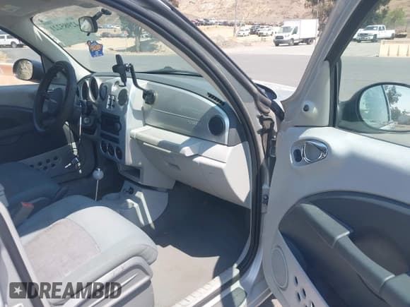 ✅ 2008 Chrysler PT Cruiser • VIN: 3A8FY48B38T106143 • Lot: 42985221. Wystawiony na IAAI z przebiegiem 121 724 mil. Bezpłatny archiwum sprzedaży aukcyjnych z USA i szczegółowy raport historii pojazdu na DreamBid. Zdjęcie 5.