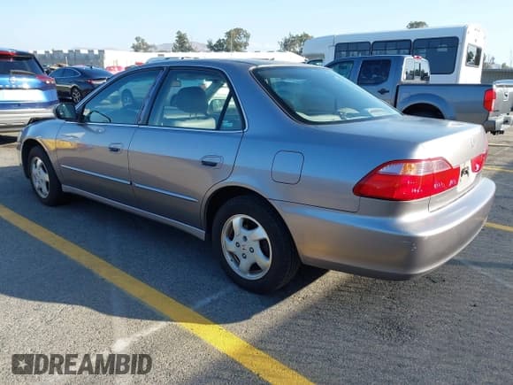 ✅ 2000 Honda Accord EX • VIN: JHMCG6608YC034358 • Lot: 43512691. Listed on IAAI with 180,580 mi. Free auction sales archive from the USA and detailed vehicle history report at DreamBid. Image 3.