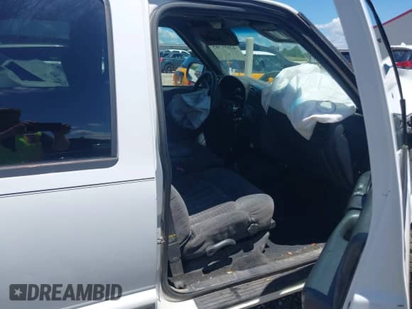 2001 Chevrolet Blazer LT z VIN 1GNDT13W512231147, wystawiony jako IAAI lot #42691365 z przebiegiem 174 171 mil mil oraz . Historia ofert i sprzedaży dostępna na DreamBid. Obrazek 5.