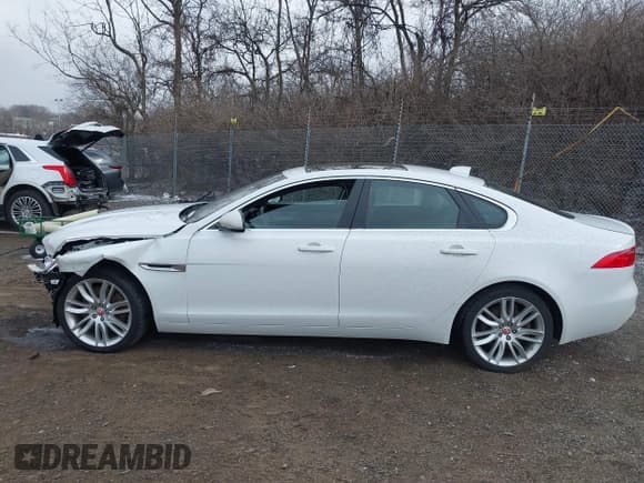 ✅ 2016 Jaguar XF 35t Prestige • VIN: SAJBK4BV9GCY11955 • Lot: 41640739. Wystawiony na IAAI z przebiegiem 83 047 mil. Bezpłatny archiwum sprzedaży aukcyjnych z USA i szczegółowy raport historii pojazdu na DreamBid. Zdjęcie 14.