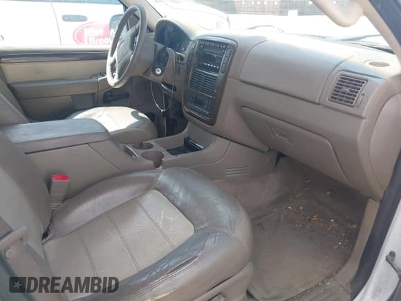 ✅ 2004 Ford Explorer • VIN: 1FMZU84K84ZB05856 • Lot: 42557804. Wystawiony na IAAI z przebiegiem 145 464 mil. Bezpłatny archiwum sprzedaży aukcyjnych z USA i szczegółowy raport historii pojazdu na DreamBid. Zdjęcie 5.