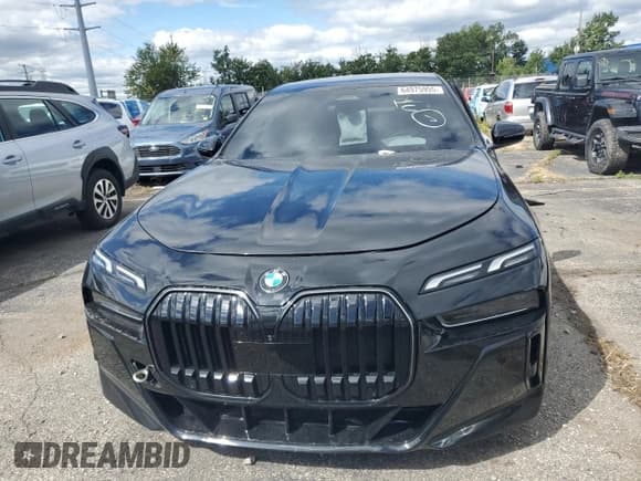 ✅ 2024 BMW 7 Series 760i xDrive • VIN: WBA33EJ02RCS57864 • Lot: 64975955. Wystawiony na Copart z przebiegiem 7 726 mil. Bezpłatny archiwum sprzedaży aukcyjnych z USA i szczegółowy raport historii pojazdu na DreamBid. Zdjęcie 5.