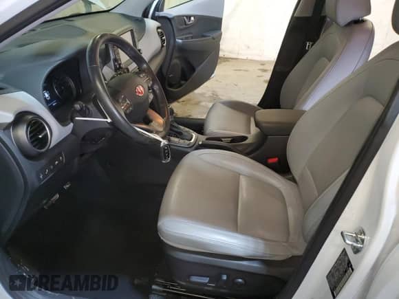 2019 Hyundai Kona Ultimate z VIN KM8K5CA55KU246717, wystawiony jako Copart lot #39403953 z przebiegiem 29 561 mil mil oraz . Historia ofert i sprzedaży dostępna na DreamBid. Obrazek 7.