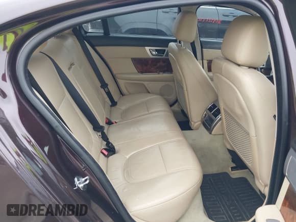 ✅ 2013 Jaguar XF RWD • VIN: SAJWA0ES4DPS82322 • Lot: 42375524. Wystawiony na IAAI z przebiegiem Nie podano. Bezpłatny archiwum sprzedaży aukcyjnych z USA i szczegółowy raport historii pojazdu na DreamBid. Zdjęcie 8.