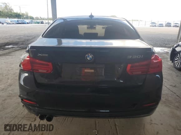 ✅ 2018 BMW 3 Series 330i xDrive • VIN: WBA8D9G52JNU72781 • Lot: 93132375. Wystawiony na Copart z przebiegiem 60 608 mil. Bezpłatny archiwum sprzedaży aukcyjnych z USA i szczegółowy raport historii pojazdu na DreamBid. Zdjęcie 6.
