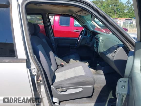 ✅ 2004 Ford Explorer Sport Trac XLS • VIN: 1FMZU67K34UA66302 • Lot: 42203931. Wystawiony na IAAI z przebiegiem 221 245 mil. Bezpłatny archiwum sprzedaży aukcyjnych z USA i szczegółowy raport historii pojazdu na DreamBid. Zdjęcie 5.