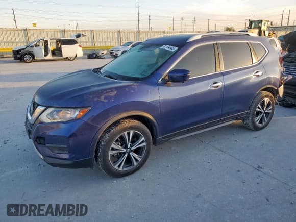 ✅ 2020 Nissan Rogue S • VIN: JN8AT2MTXLW031693 • Lot: 92104805. Wystawiony na Copart z przebiegiem 46 477 mil. Bezpłatny archiwum sprzedaży aukcyjnych z USA i szczegółowy raport historii pojazdu na DreamBid. Zdjęcie 1.