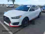 2019 Hyundai Veloster N z VIN KMHT36AH6KU001916, wystawiony jako IAAI lot #41577775 z przebiegiem 77 471 mil mil oraz . Historia ofert i sprzedaży dostępna na DreamBid. Obrazek 2.